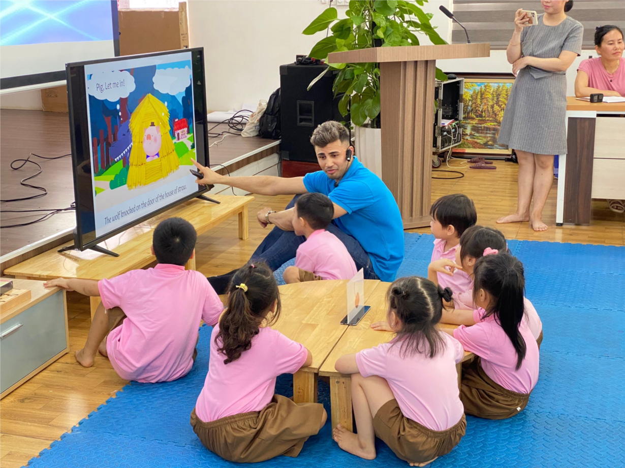 Thầy Mika và các bé tương tác với phần mềm Inspire Online